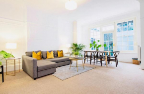 Spacious & Charming garden flat -Zone 2- Great for Central London access